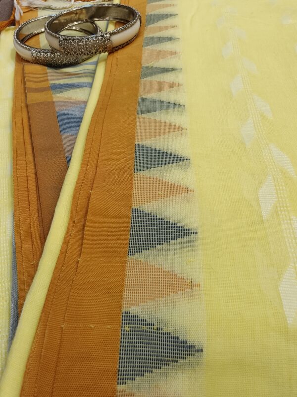 Dual color saree close-up handloom weave detail
